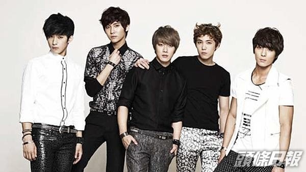 吳元斌(中)於2009年退出FTISLAND。